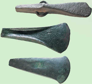 37. Bronze axes from the Zabalaitz cave (Urbiako Partzuergoan) and the digs at Arritxikieta (Oati) and Larragain (Arrasate). © Aranzadi Zientzia Elkarteko Gordailu Zentroa