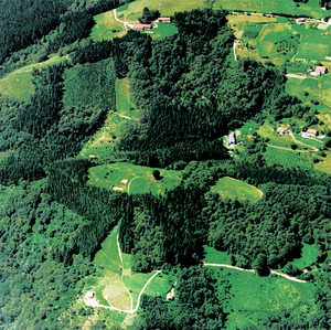 52. Aerial photograph of the Basagain settlement.© Foat