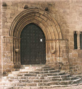 63. The decorative simplicity of the doorway of the Antigua church in Zumarraga is striking. Here we see the development of pointed arches and schematic capitals. It is built at the head of a small staircase, in the shape of a circular trapeze, adding solemnity to the doorway.© Jonathan Bernal