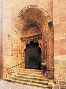 68. The Gothic doorway of the church of San Salvador in Getaria is conditioned by the irregular construction of the building. It stands at the foot of the church, but is not perfectly centred. Access is by a staircase. The structure is typical of the fifteenth century with deteriorated archivolts and tympanum, beneath which there is a festooned arch.© Jonathan Bernal