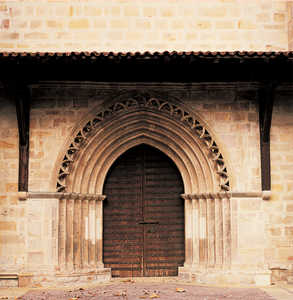 71. Le portail gothique d'Idiazabal se distingue  par sa structure  six archivoltes couronnes de petits arcs en ogive. © Jonathan Bernal
