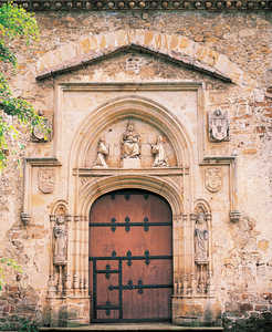 74. Doorway to the church of the Convent of Bidaurreta in Oati, framed by an irregular alfiz, with a pointed ogival arch and another Renaissance arch under the tympanum with sculptures.© Jonathan Bernal