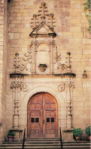 76. The side doorway of the church of Eibar (1547) is a magnificent example of the Plateresque style;<br /> this decorative style is rare in Gipuzkoa.© Jonathan Bernal