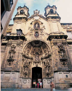 95. The doorway of Santa Maria in San Sebastian is a variation on those that retain the recess typology, with the addition in this case of two towers.© Jonathan Bernal