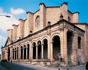 99. The side portico at Usurbil was designed to act as a vestibule preceding entry into the church.© Jonathan Bernal